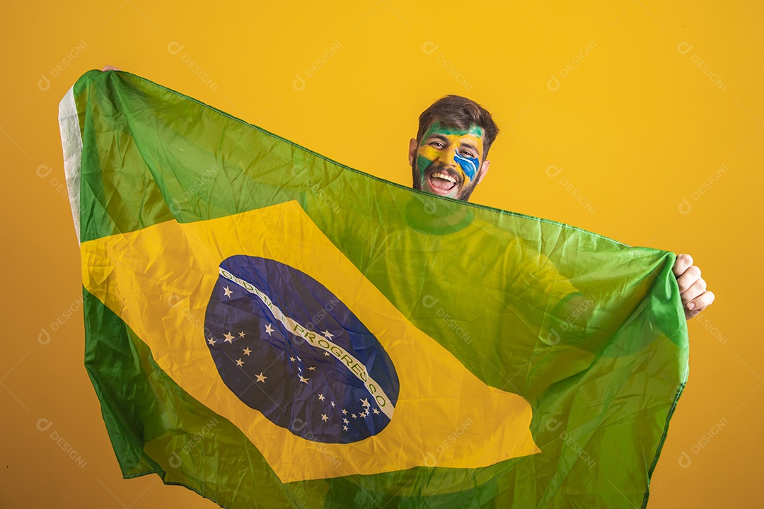 Homem brasileiro segurando bandeira do Brasil