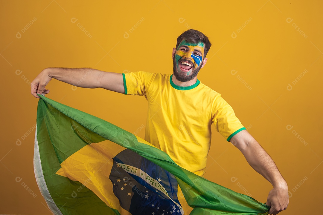 Homem brasileiro torcedor do brasil segurando bandeira do Brasil