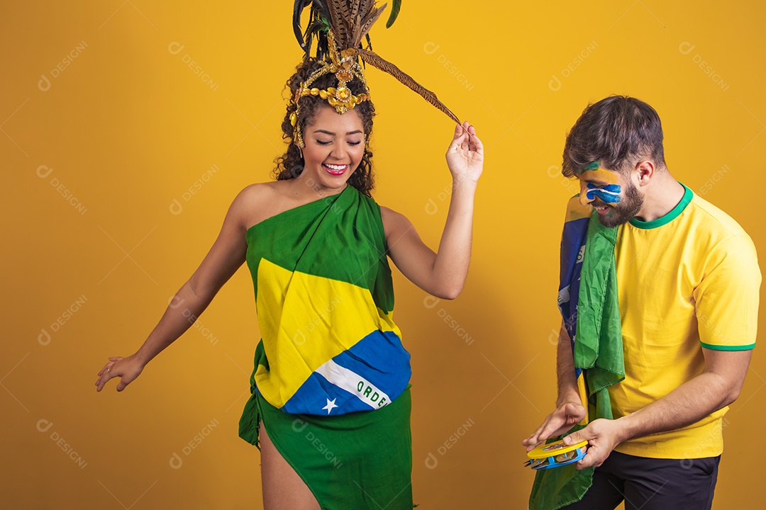 Casal brasileiro se divertindo vestidos com as cores do Brasil