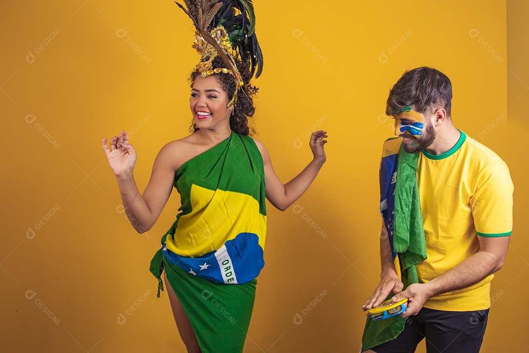 Casal brasileiro se divertindo vestidos com as cores do Brasil