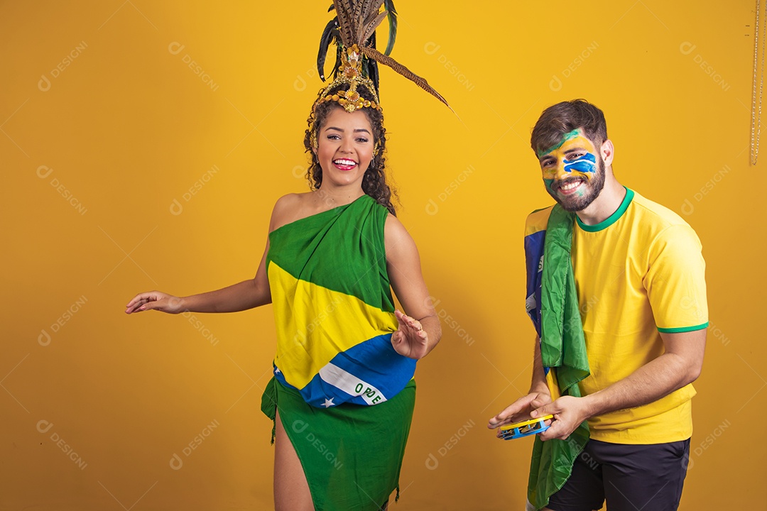 Casal brasileiro se divertindo vestidos com as cores do Brasil
