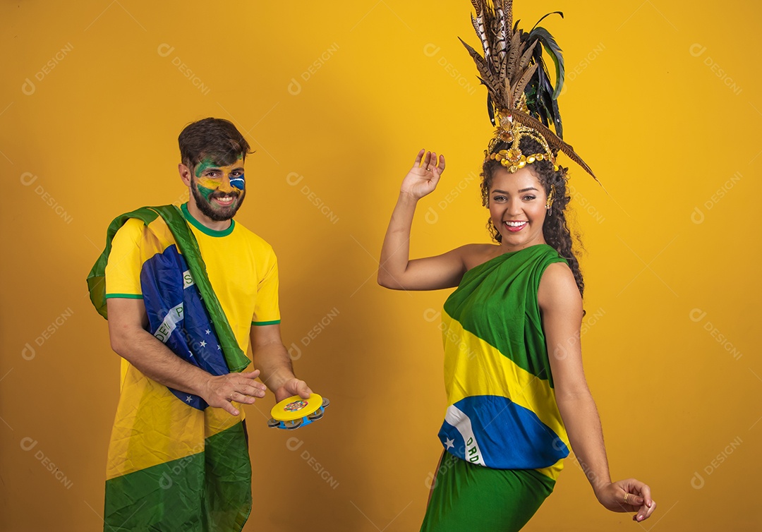 Casal brasileiro se divertindo vestidos com as cores do Brasil