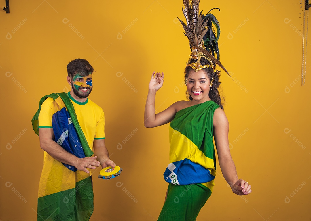 Casal brasileiro se divertindo vestidos com as cores do Brasil