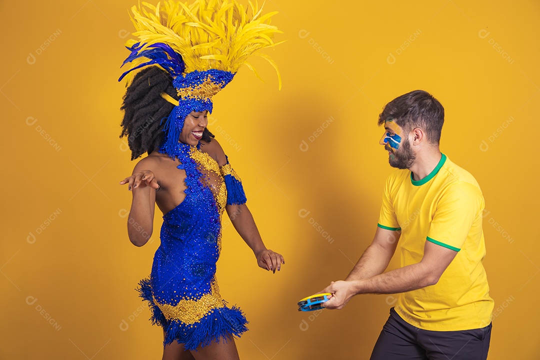 Casal brasileiro se divertindo vestidos com as cores do Brasil