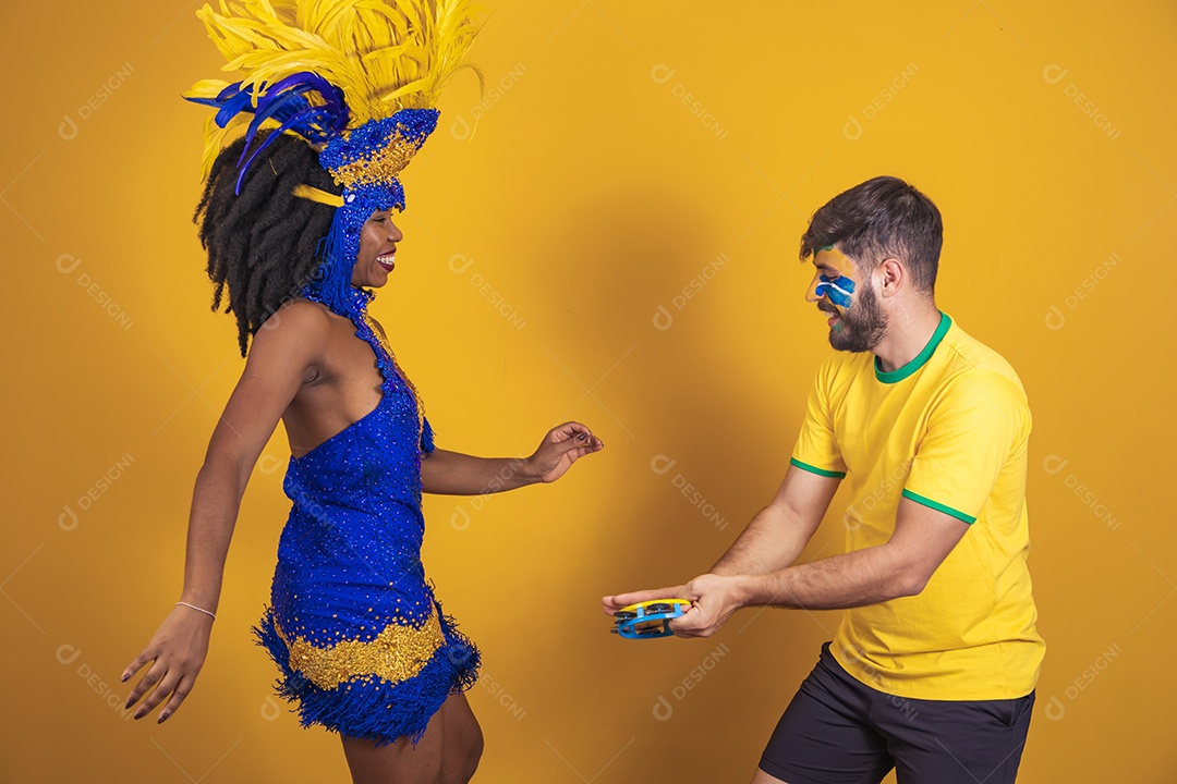 Casal brasileiro se divertindo vestidos com as cores do Brasil