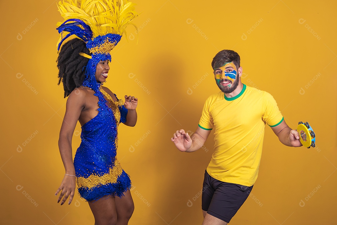 Casal brasileiro se divertindo vestidos com as cores do Brasil