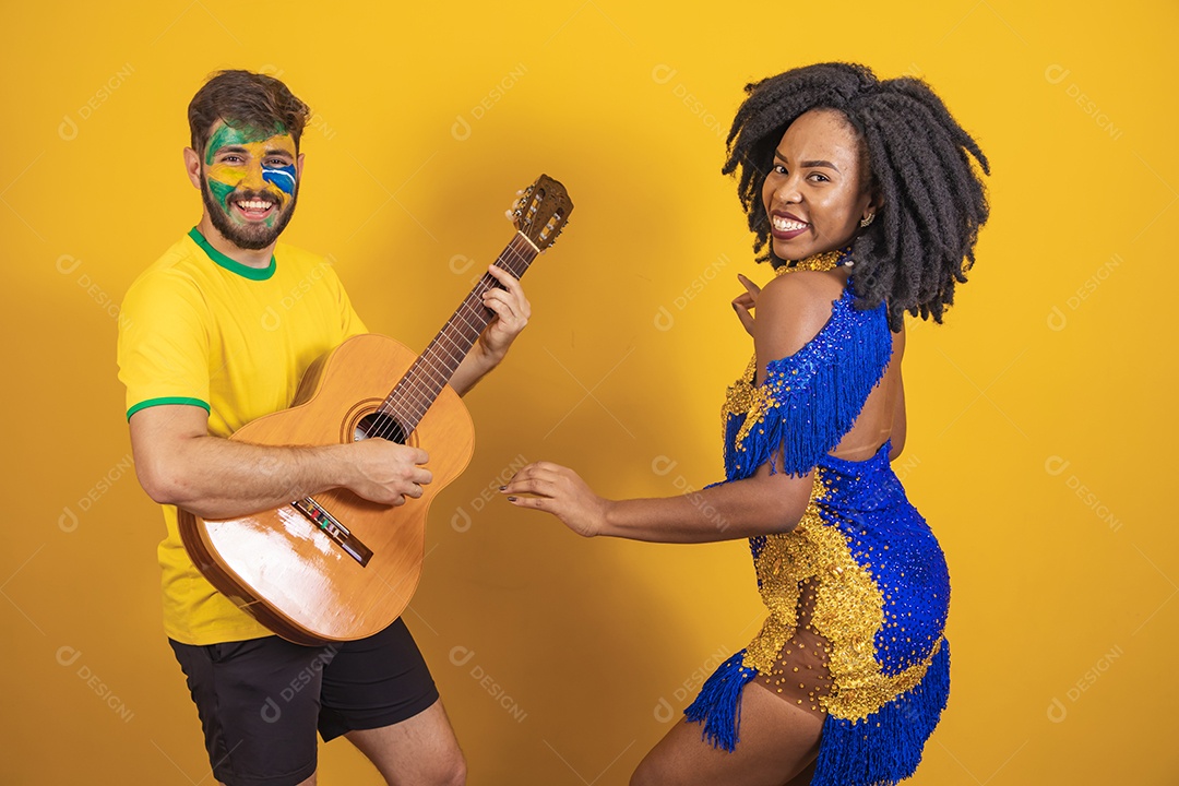 Casal brasileiro se divertindo vestidos com as cores do Brasil