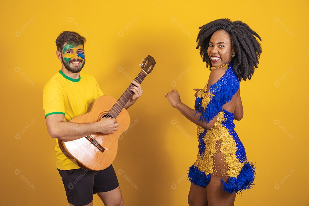 Casal brasileiro se divertindo vestidos com as cores do Brasil