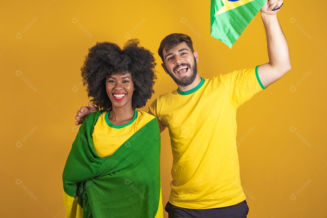 Casal brasileiro segurando a bandeira do Brasil