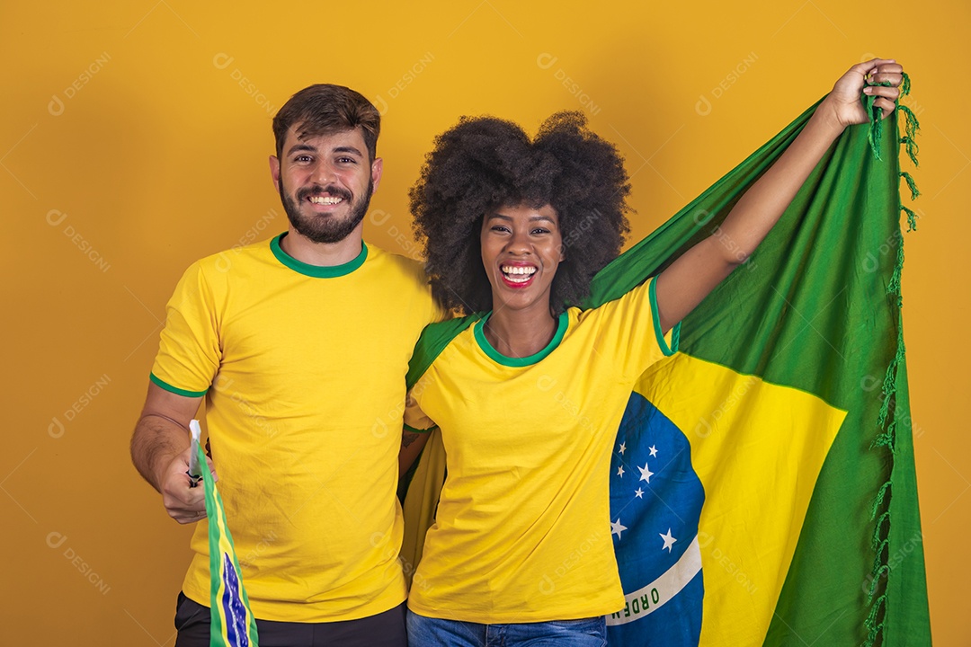 Casal brasileiro segurando a bandeira do Brasil