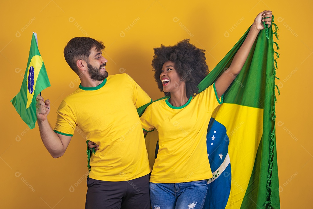 Casal brasileiro segurando a bandeira do Brasil