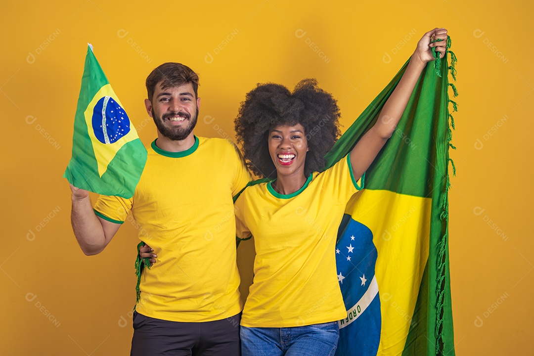 Casal brasileiro segurando a bandeira do Brasil