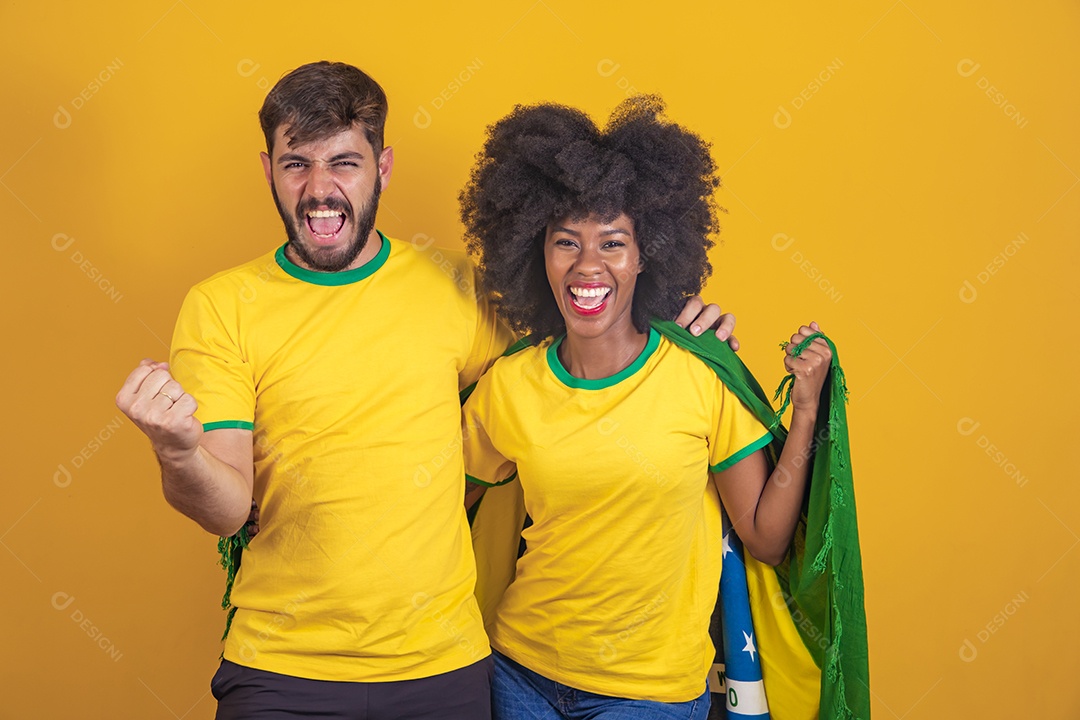 Casal brasileiro segurando a bandeira do Brasil