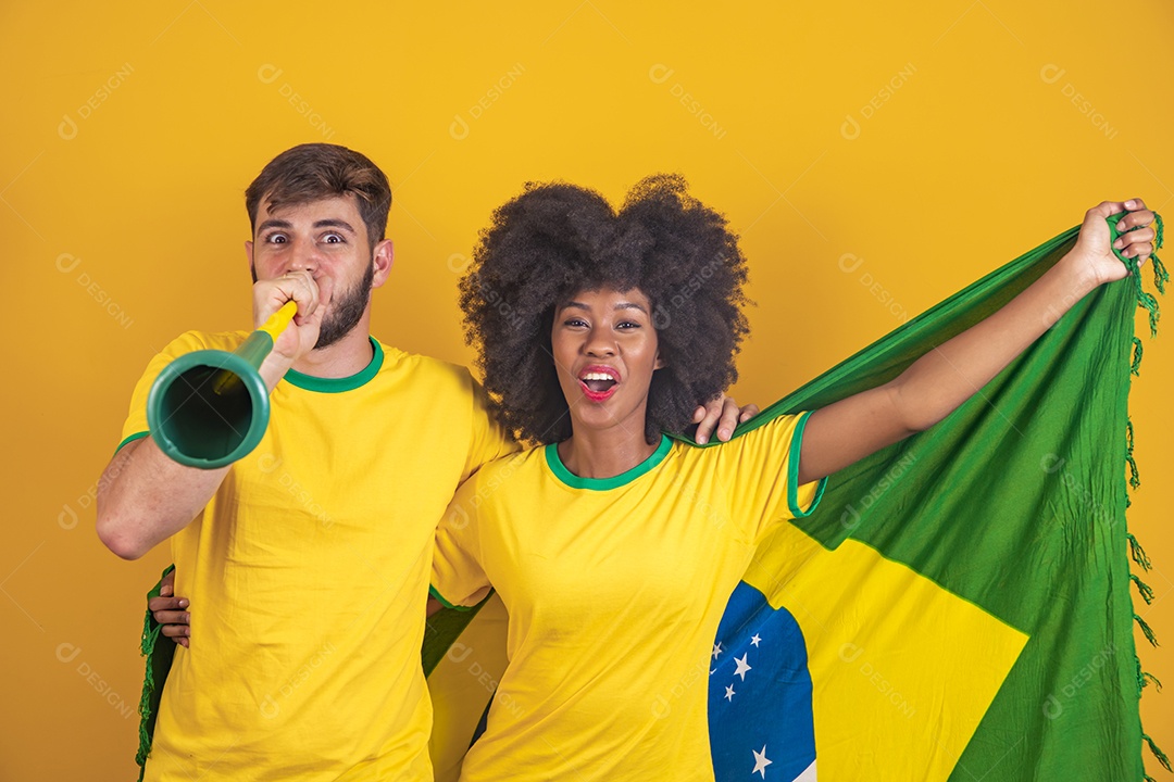 Casal brasileiro segurando a bandeira do Brasil