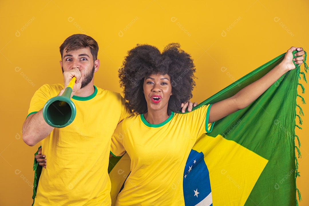 Casal brasileiro segurando a bandeira do Brasil
