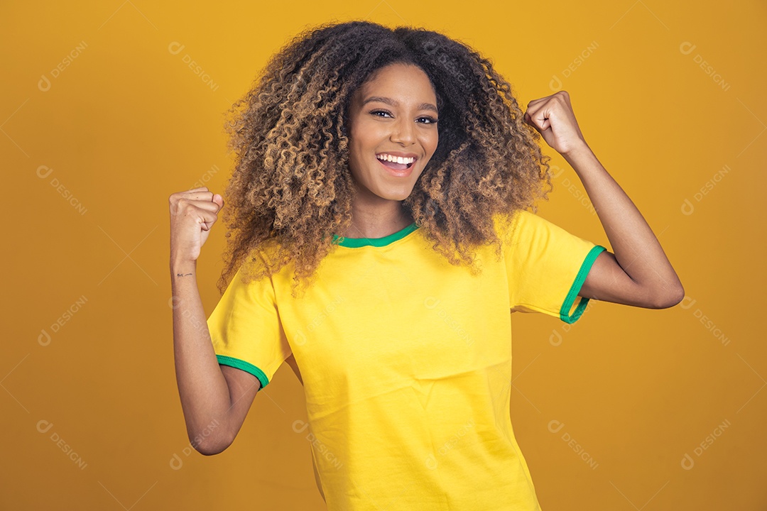 Mulher afro-brasileira vestindo camiseta do Brasil