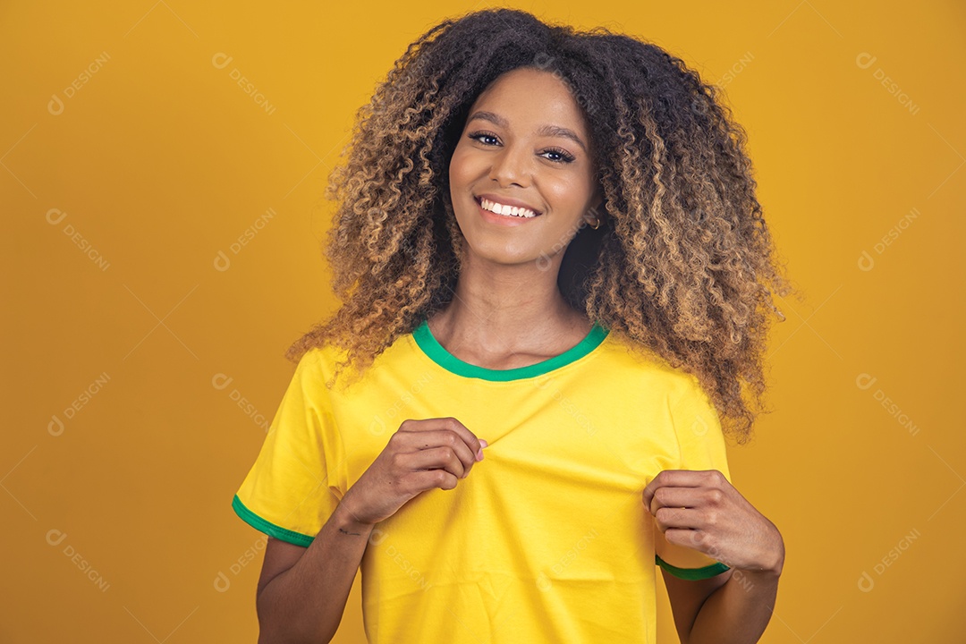 Mulher afro-brasileira vestindo camiseta do Brasil