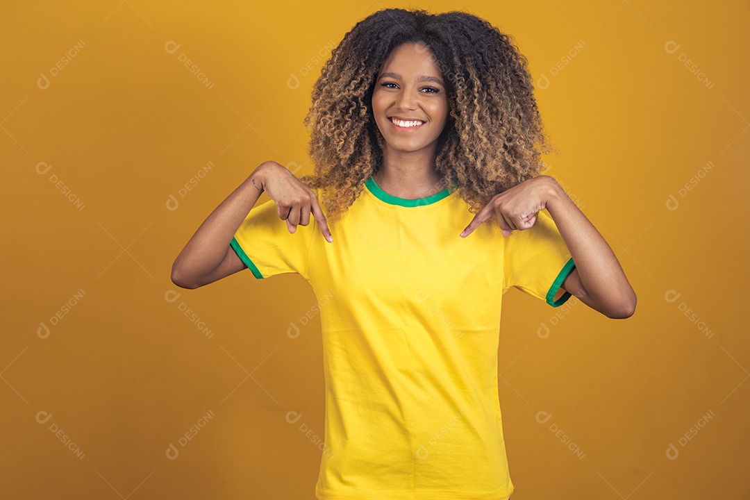 Mulher afro-brasileira vestindo camiseta do Brasil