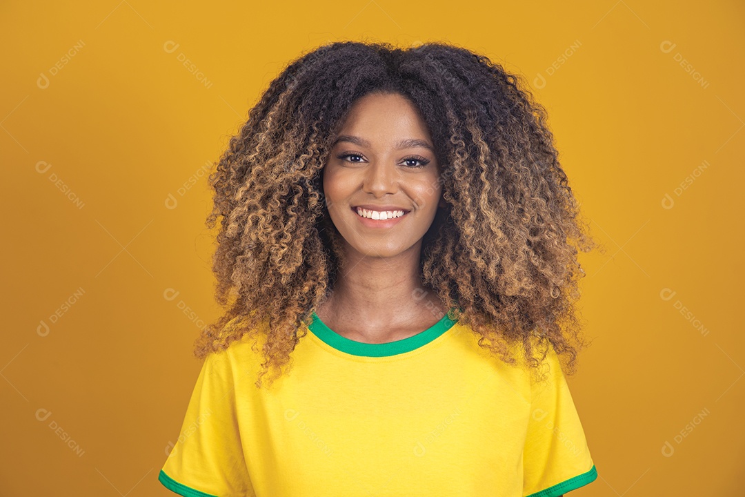 Mulher afro-brasileira vestindo camiseta do Brasil