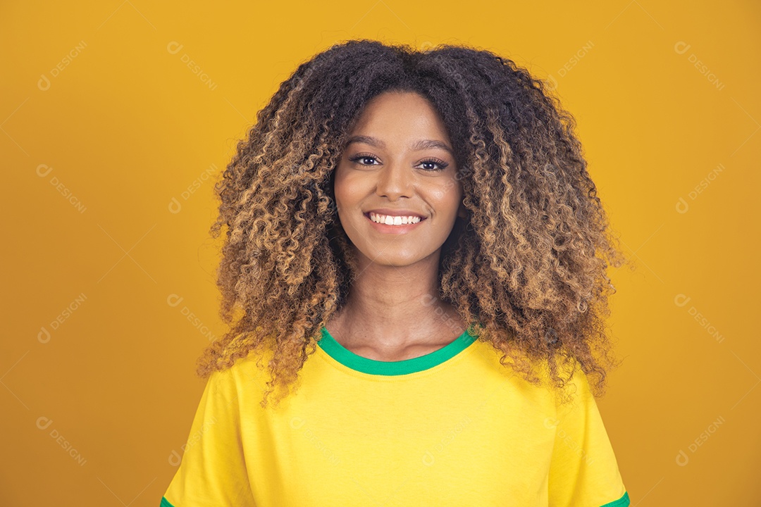 Mulher afro-brasileira vestindo camiseta do Brasil