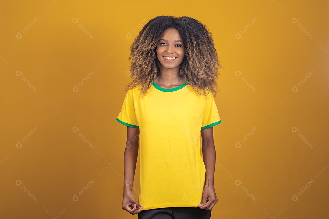 Mulher afro-brasileira vestindo camiseta do Brasil