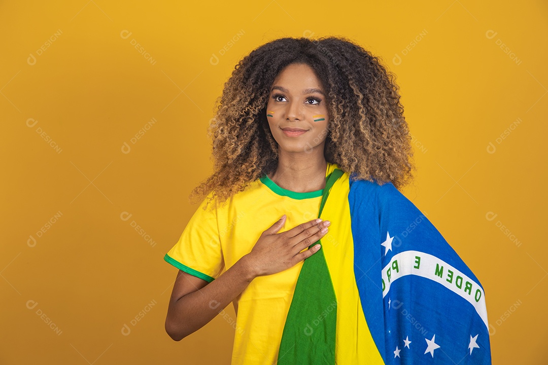 Mulher afro-brasileira segurando a bandeira do Brasil