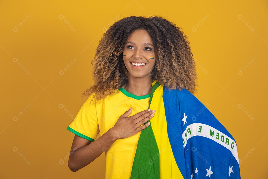 Mulher afro-brasileira segurando a bandeira do Brasil