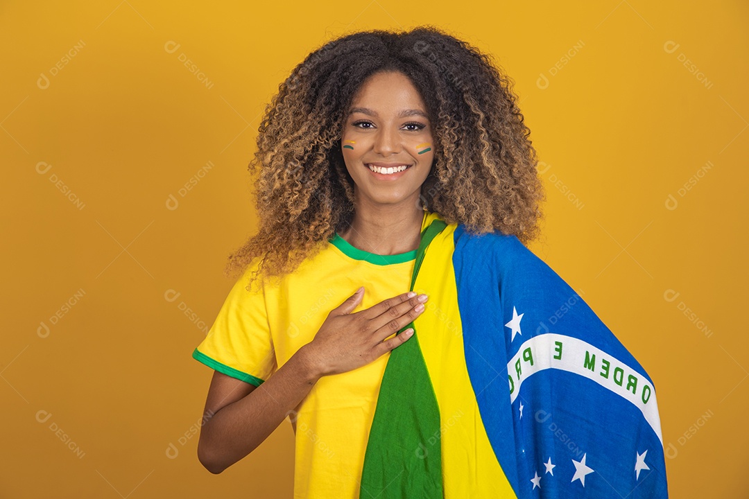 Mulher afro-brasileira segurando a bandeira do Brasil