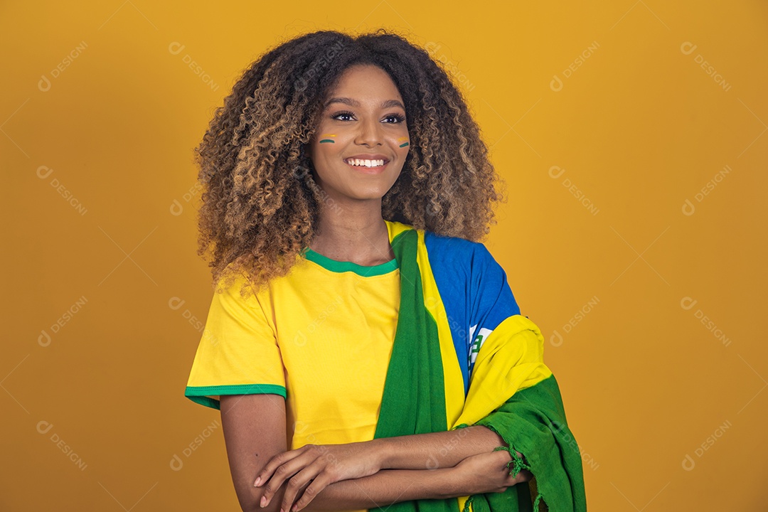 Mulher afro-brasileira segurando a bandeira do Brasil