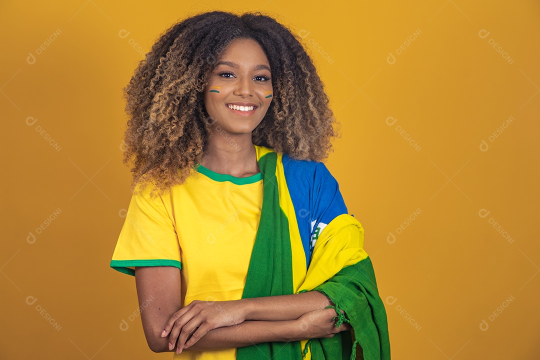 Mulher afro-brasileira segurando a bandeira do Brasil