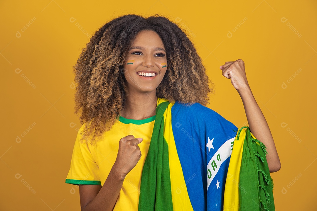 Mulher afro-brasileira segurando a bandeira do Brasil