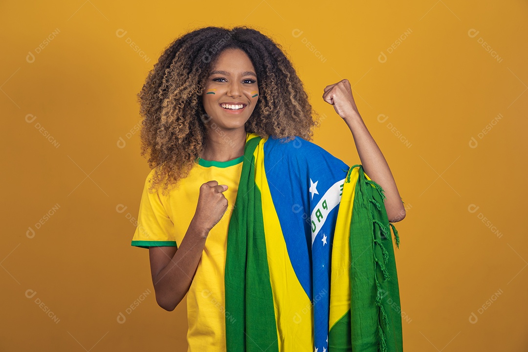 Mulher afro-brasileira segurando a bandeira do Brasil