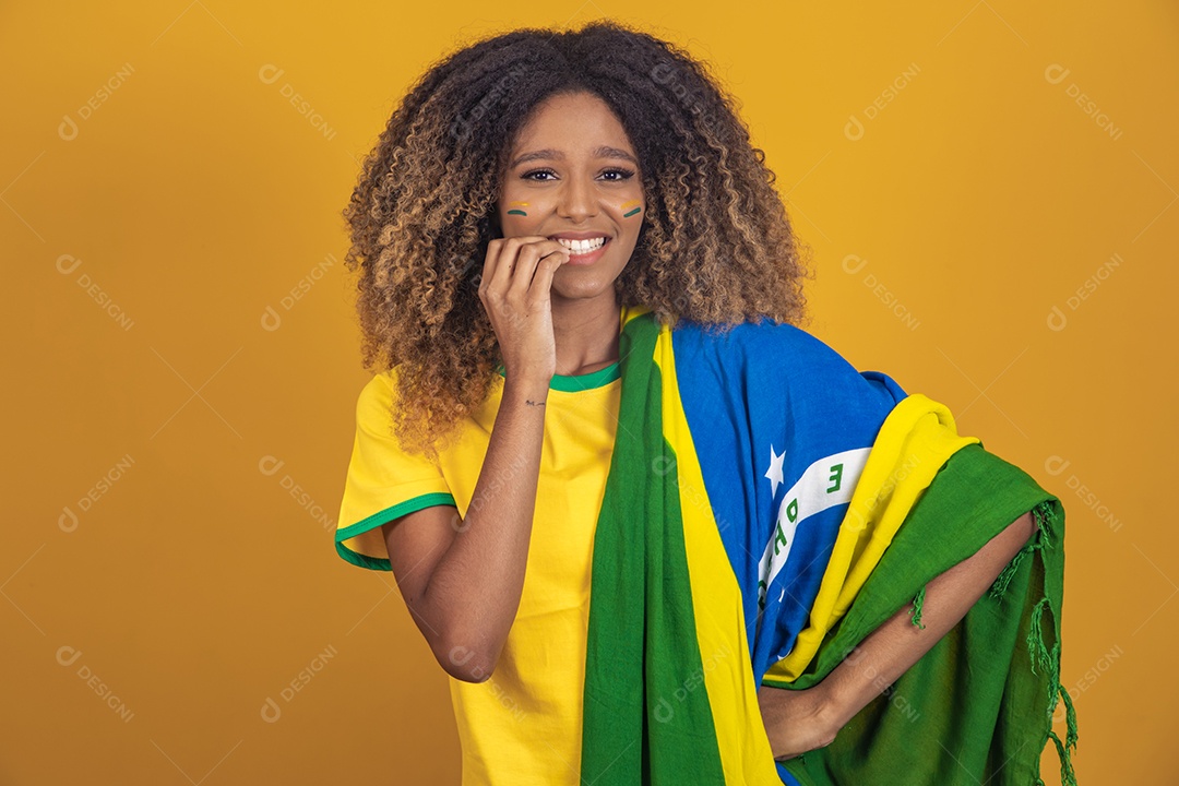 Mulher afro-brasileira segurando a bandeira do Brasil