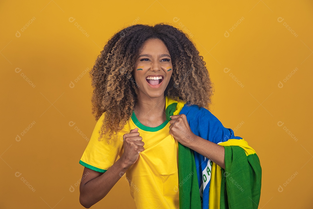 Mulher afro-brasileira segurando a bandeira do Brasil