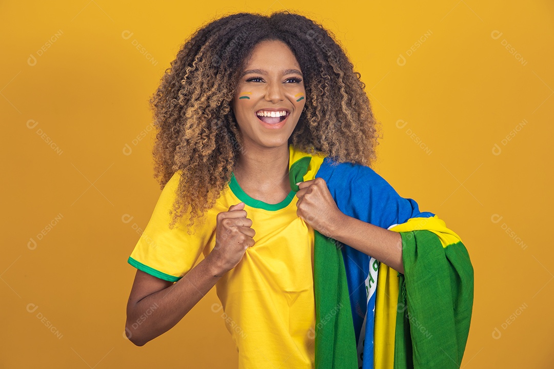Mulher afro-brasileira segurando a bandeira do Brasil