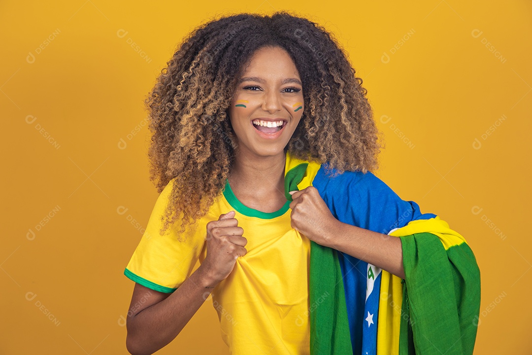 Mulher afro-brasileira segurando a bandeira do Brasil