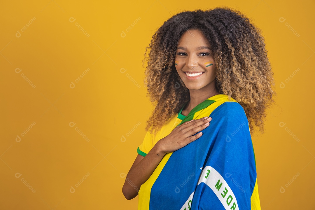 Mulher afro-brasileira segurando a bandeira do Brasil