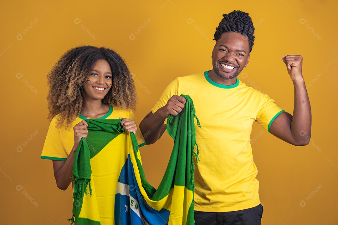 Casal afro-brasileiro segurando a bandeira do Brasil