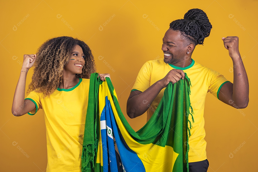 Casal afro-brasileiro segurando a bandeira do Brasil