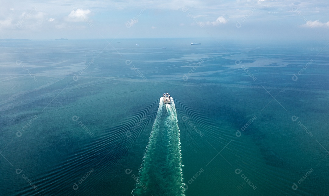 navio de carga de contêineres correndo no oceano.