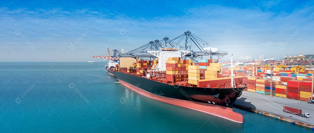 Vista lateral aérea do navio de carga transportando contêiner e correndo para mercadorias de exportação do porto de pátio de carga para transporte de tecnologia de conceito de oceano personalizado, desembaraço aduaneiro.