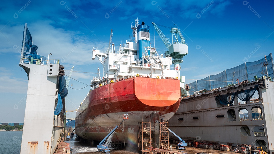 A pintura do casco consiste na lavagem, jateamento e pintura do navio cargueiro pelo operador no serviço internacional de manutenção do conceito de doca seca, limpeza anual.