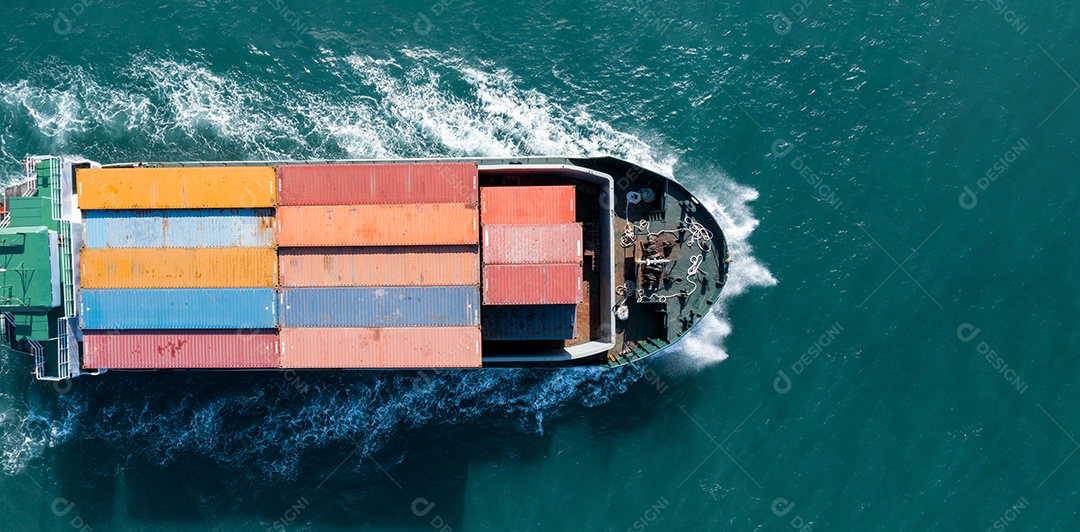 Vista aérea de cima de um pequeno navio transporte de contêiner e transporte em mar calmo para a carga expressa do porto marítimo o conceito de agente de carga internacional e serviço.