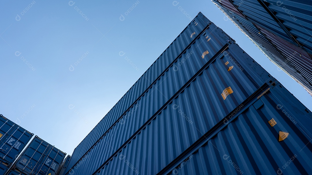 Pilha de caixa de contêineres azul, navio de carga para serviço de logística de exportação de importação e transporte