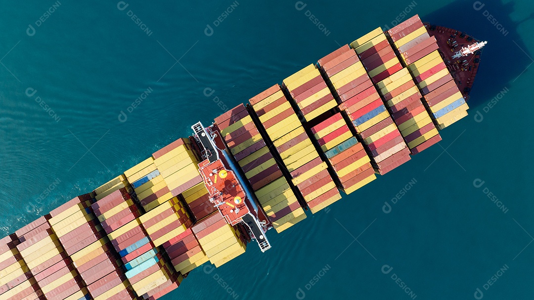 Vista aérea superior do navio de carga transportando contêiner e correndo para mercadorias de exportação do porto de pátio de carga para transporte de tecnologia de conceito oceânico personalizado, desembaraço aduaneiro.