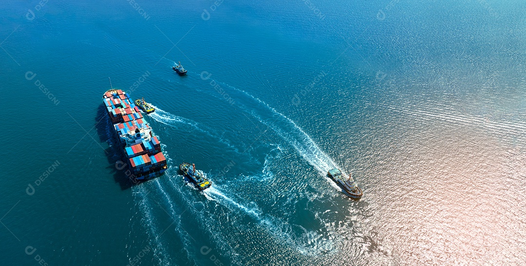 Navio porta-contentores foi arrastado por rebocador para o porto de carga internacional para transporte de serviço, transporte de serviço logístico e conceito de manutenção