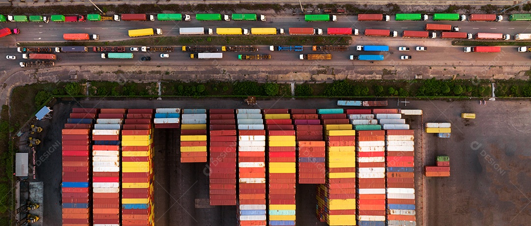 vários caminhões da cadeia de suprimentos, serviço de transporte e conceito de transporte, logística e transporte, caminhão na estrada perto do porto de pátio de carga.