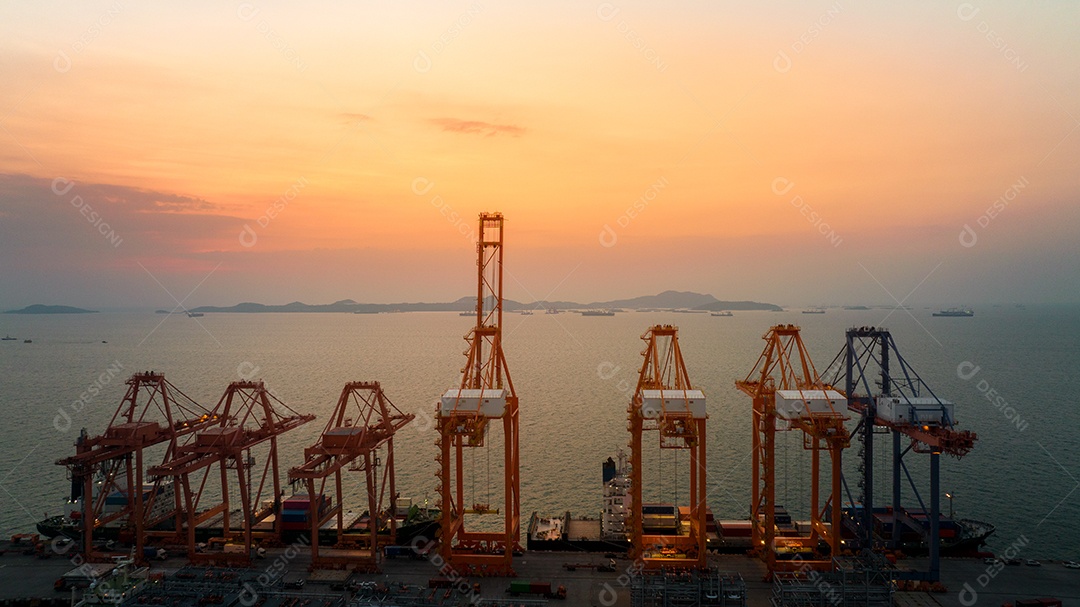 Guindaste de carga descarregar contêiner de caminhão para navio de carga na ponte internacional no serviço logístico de transporte conceito céu pôr do sol.