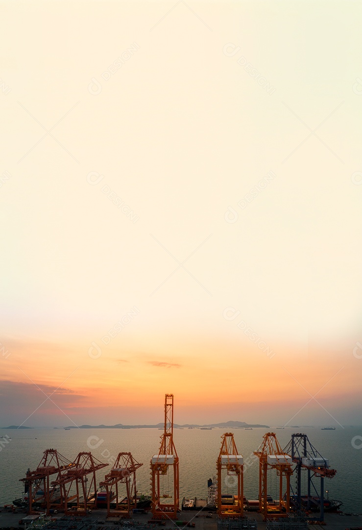 Guindaste de carga descarregar contêiner de caminhão para navio de carga na ponte internacional no serviço logístico de transporte conceito céu pôr do sol.