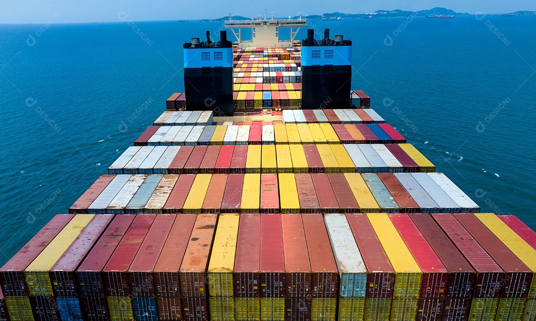 Popa da caixa de contêiner de exportação de importação de grande navio de carga.